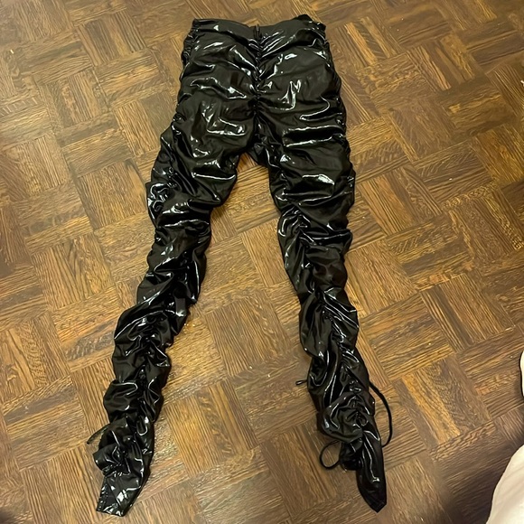 Black faux leather rouged leggings - Picture 1 of 4